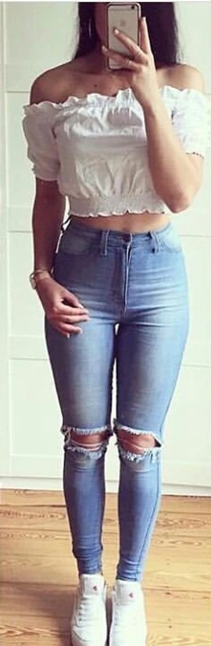 skinny jeans and crop top outfits