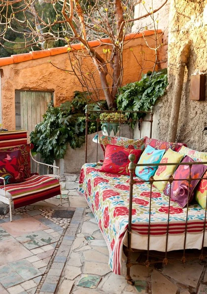 25 Welcoming Outdoor Daybeds For Your Siestas