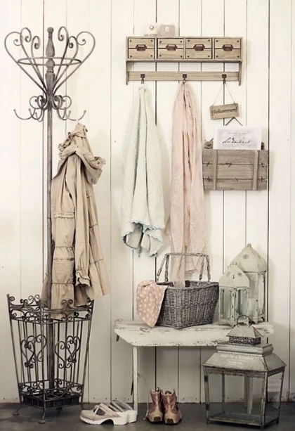 40 Cute And Sweet Shabby Chic Hallway Decor Ideas