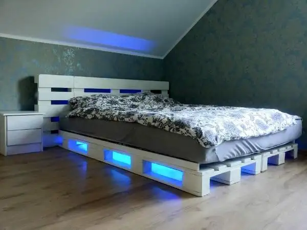 Accent pallet bed with lights