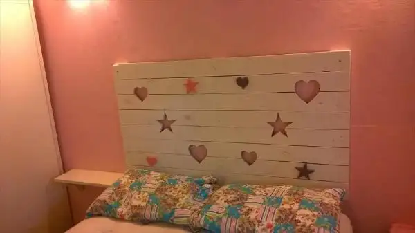 Wooden pallet headboard